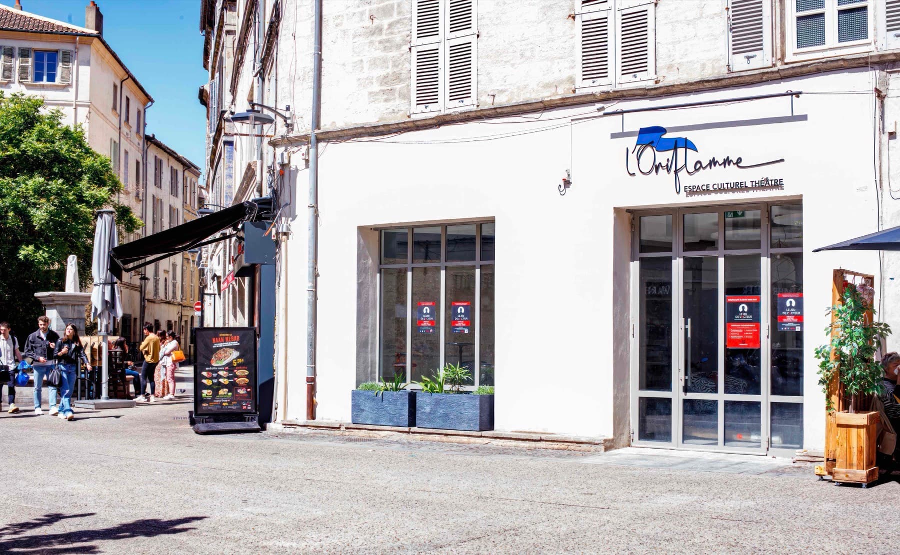 La façade du théâtre de l'Oriflamme, rue Portail Matheron à Avignon