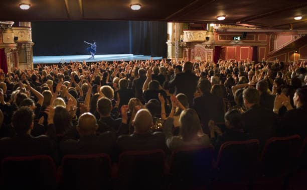 pourquoi ne faut-il JAMAIS siffler dans un théâtre ?