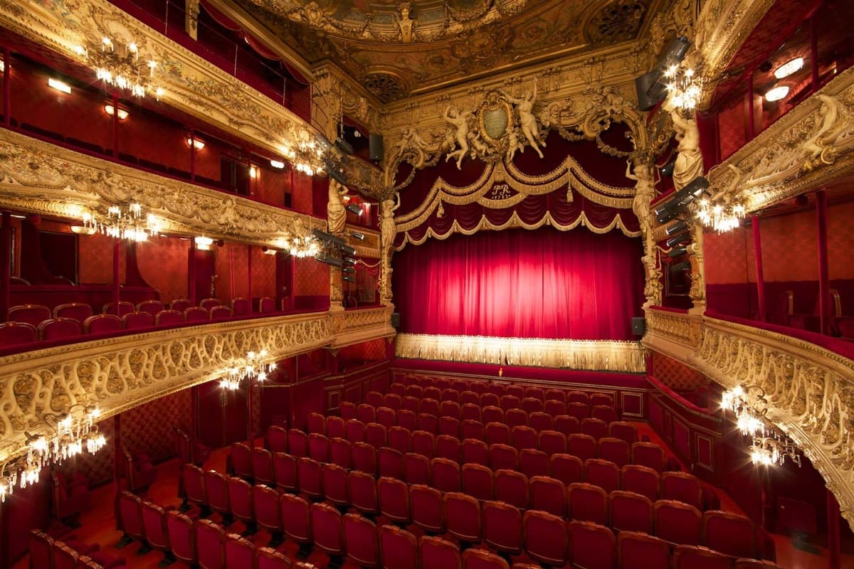Pourquoi LES RIDEAUX de théâtre sont rouges ?