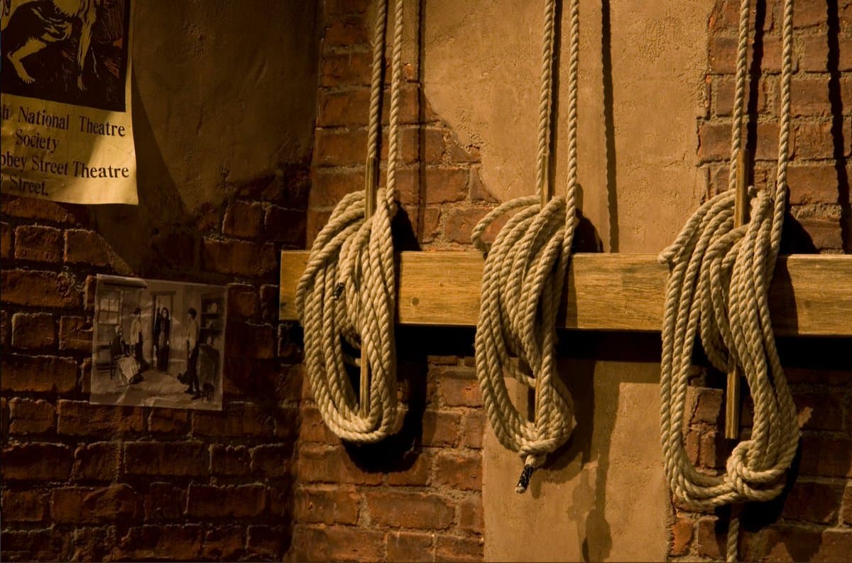 Pourquoi le mot "corde" est-il tabou au théâtre ?