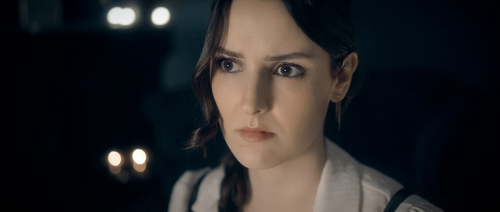 Une comédienne en plan serré, pendant un tournage