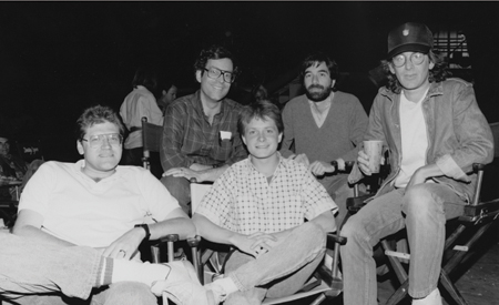 Avec Bob Gale, Michael J. Fox, Neil Canton et Steven Spielberg sur le tournage de "Retour vers le futur"
