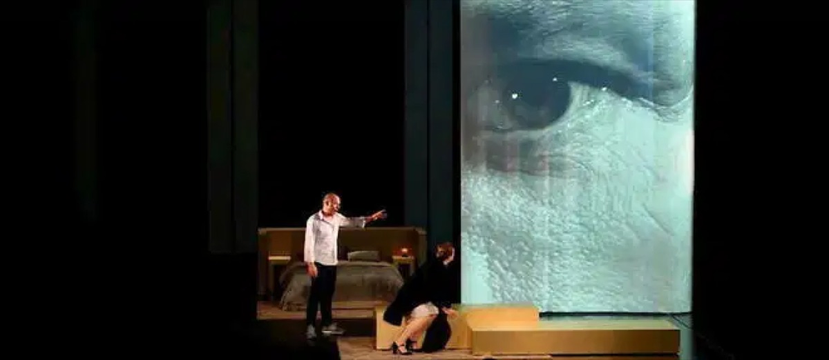 « Hamlet » d’Ambroise Thomas, mise en scène de Cyril Teste Fondateur du collectif MxM, Cyril Teste expérimente depuis vingt ans le mélange du théâtre et du cinéma. Tournées en temps réel, en coulisses comme sur le plateau, les séquences filmées offrent un deuxième degré de lecture de l'œuvre jouée. © DR