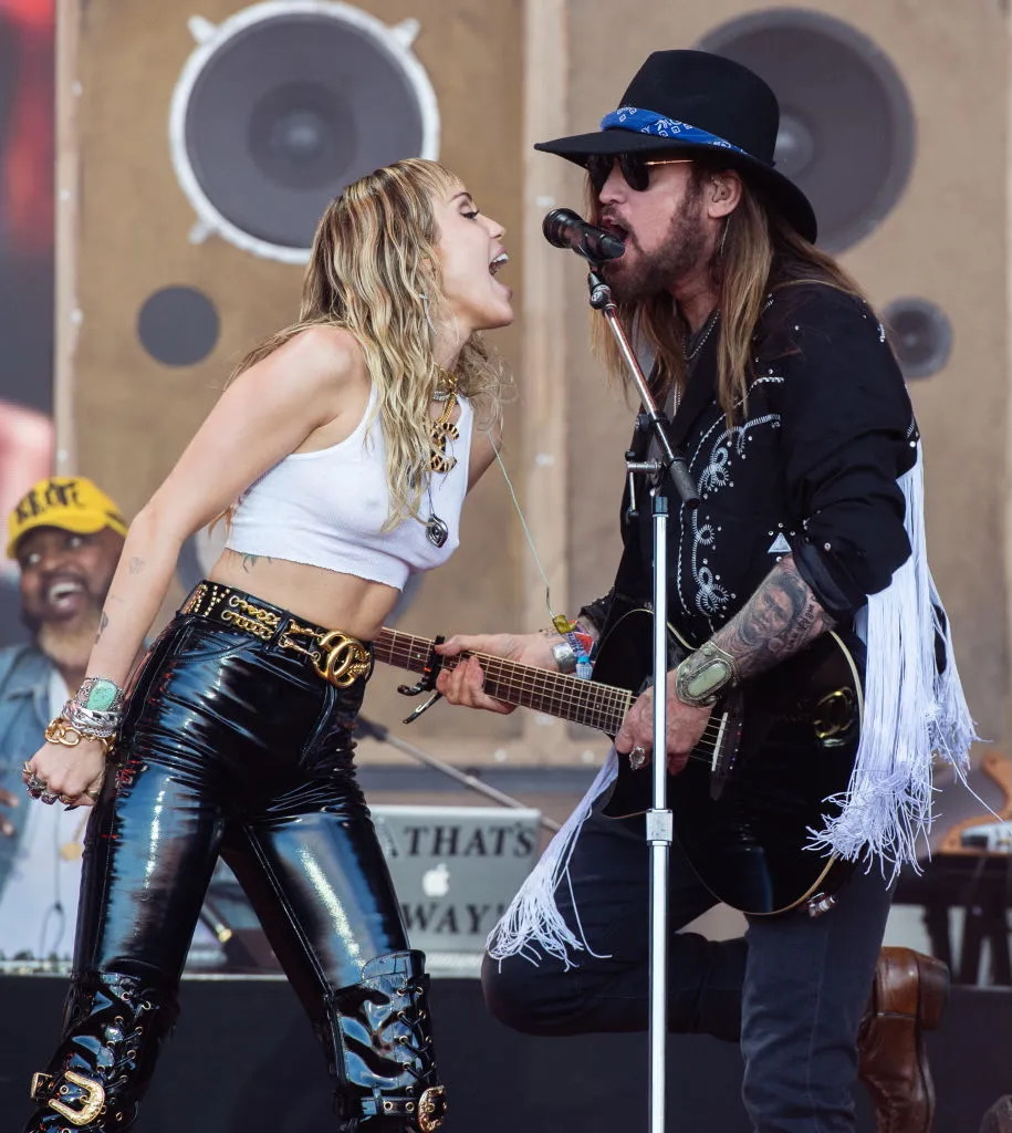 Miley chante avec son père, Billy Ray Cyrus. Samir Hussein/Getty Images