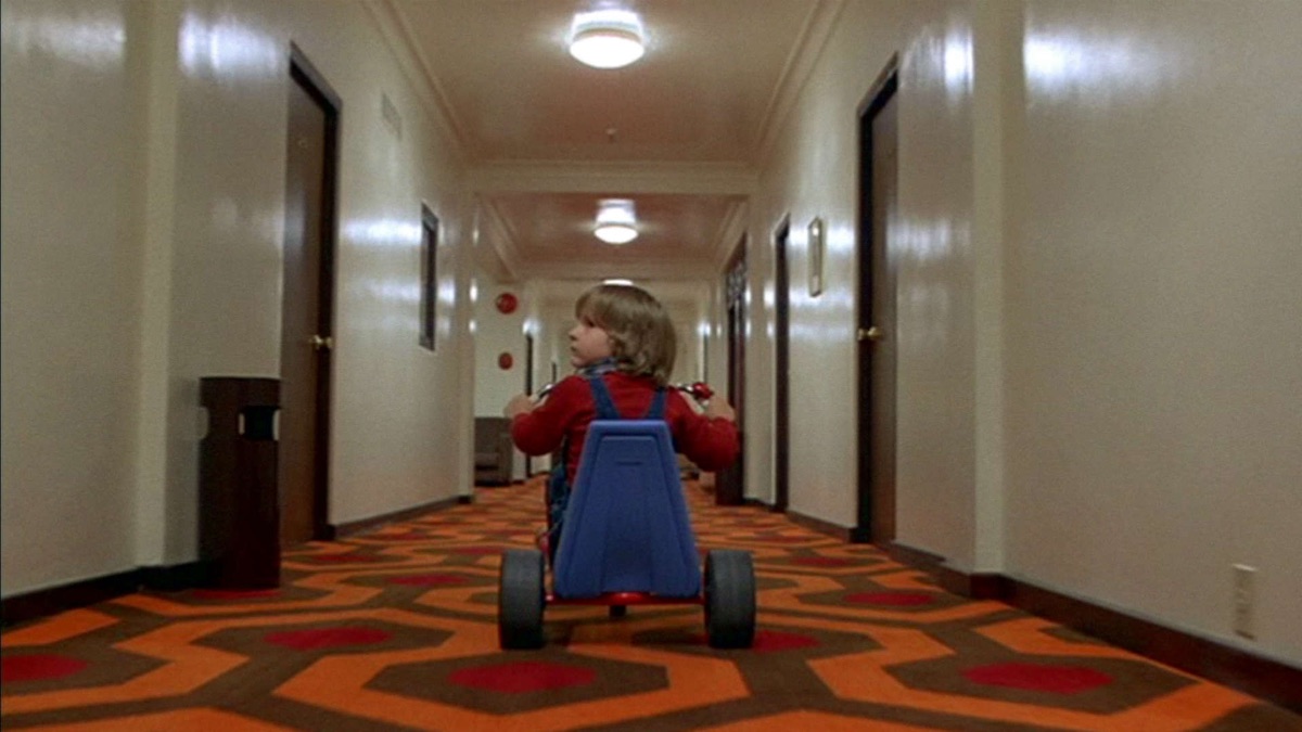 "SHINING" de Stanley Kubrick. Garett Brown (cadreur)multiplie les plans au Steadicam dans l’hôtel isolé de Shining. Grâce à cet outil, il amplifie l’angoisse ressentie par le spectateur en filmant à hauteur d’enfant, en frôlant le sol et les murs. Comme lors de la scène où Danny circule dans les couloirs de l’hôtel sur son tricycle rouge ou dans le labyrinthe où Garett Brown exploite chaque virage.